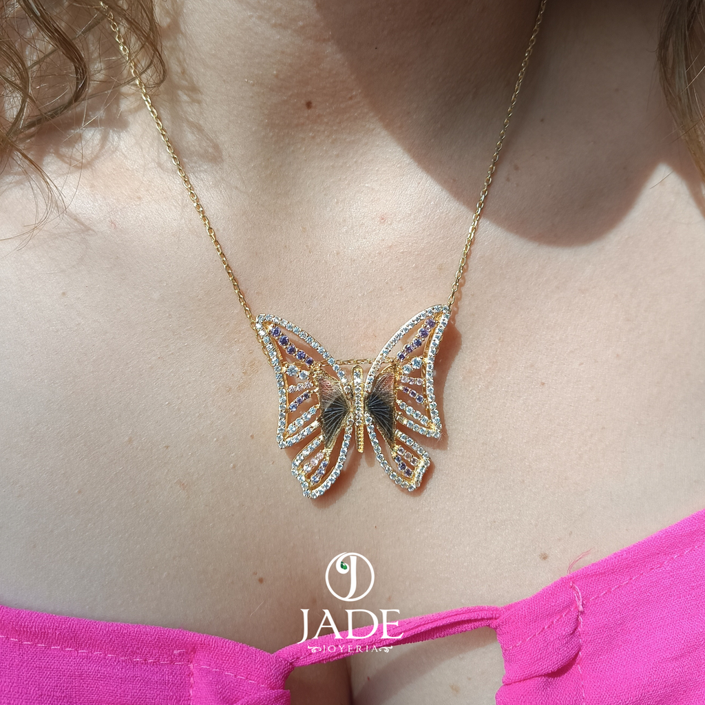 Dije de mariposa con piedras