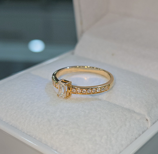 Anillo de Compromiso con Moissanite Aurora