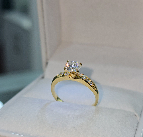 Anillo de Compromiso con Moissanite April