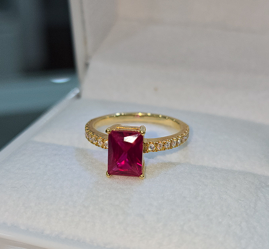 Anillo Circón Carmesí
