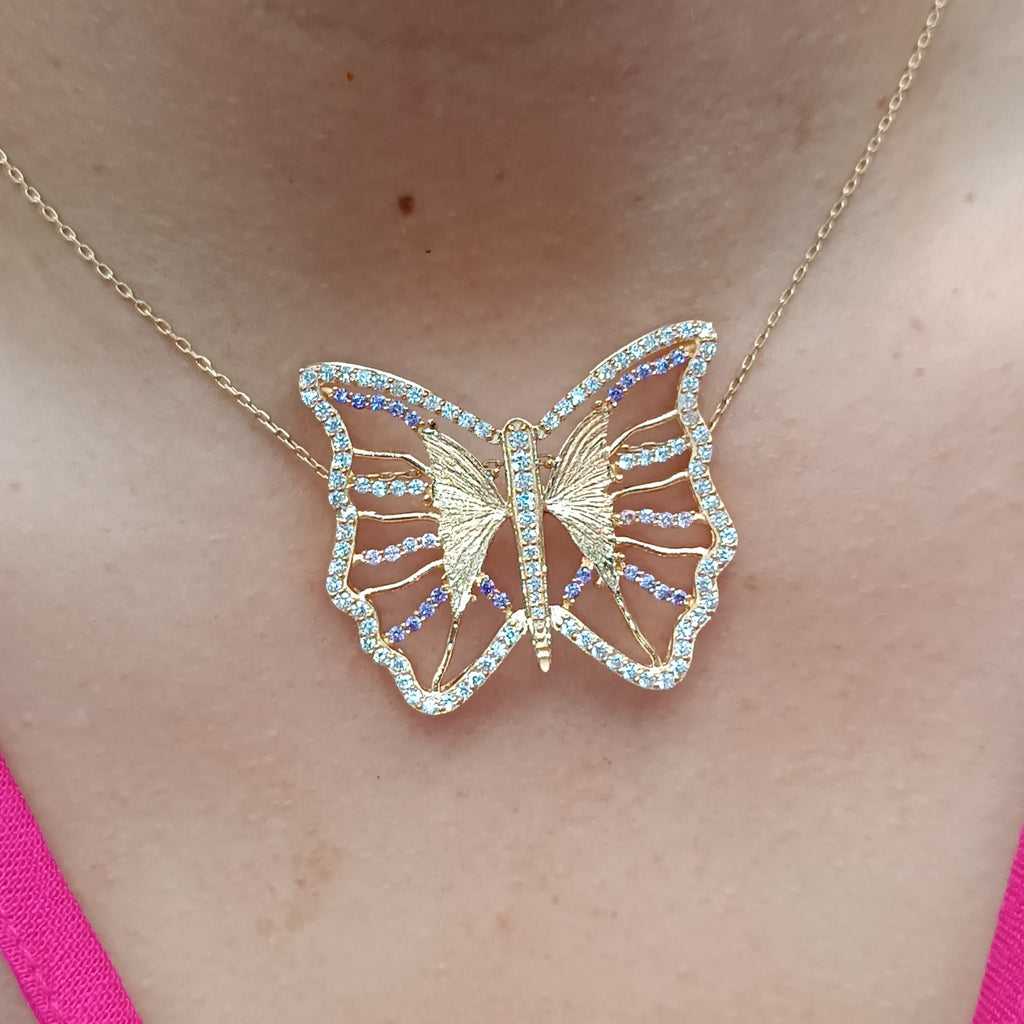 Dije de mariposa con piedras
