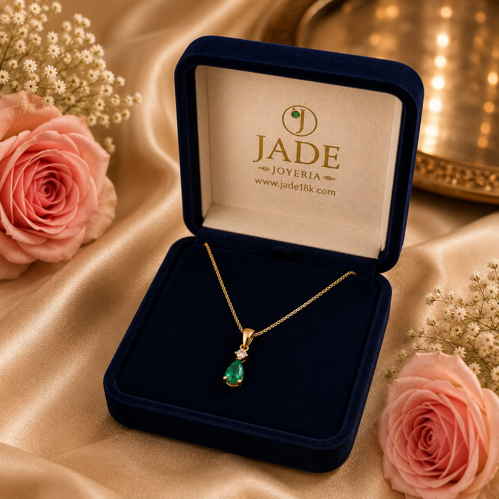 Dije con Piedra natural con esmeralda punto con luz verde