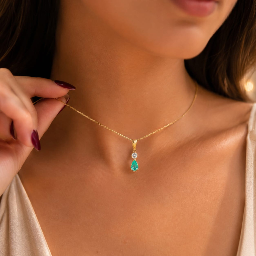 Dije con Piedra natural con esmeralda punto con luz verde