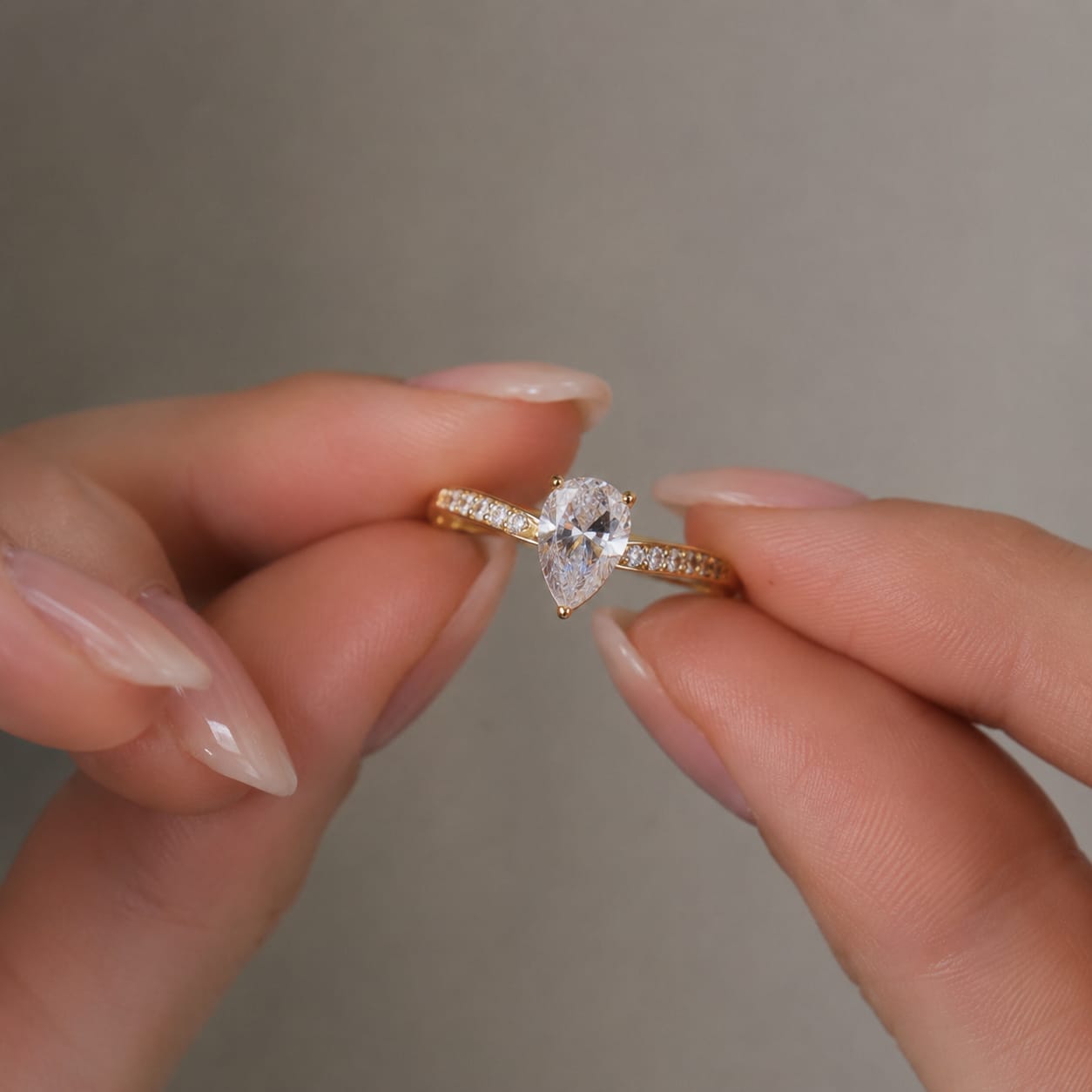 Anillo de compromiso con moisanitas Gotas de amor