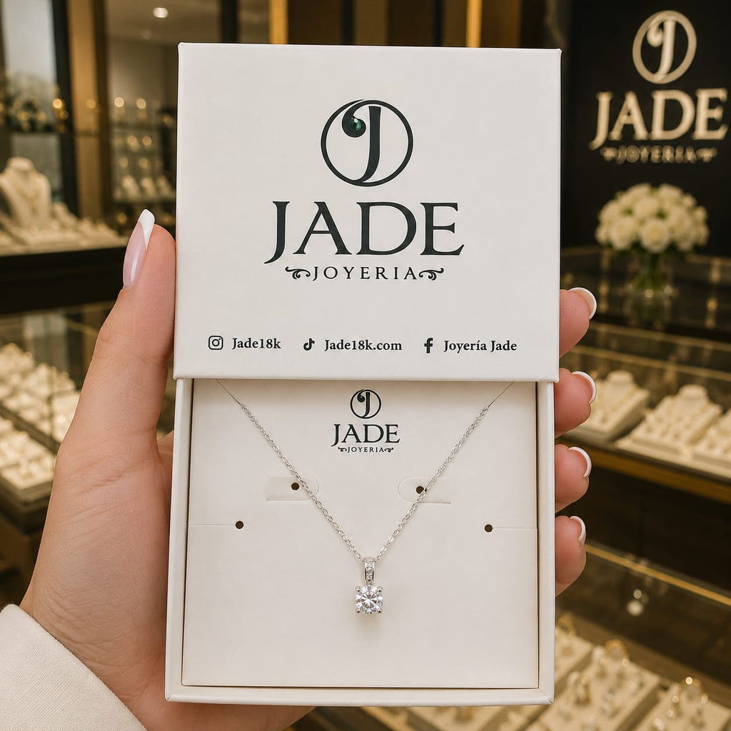 Dije + cadena en plata. punto de luz