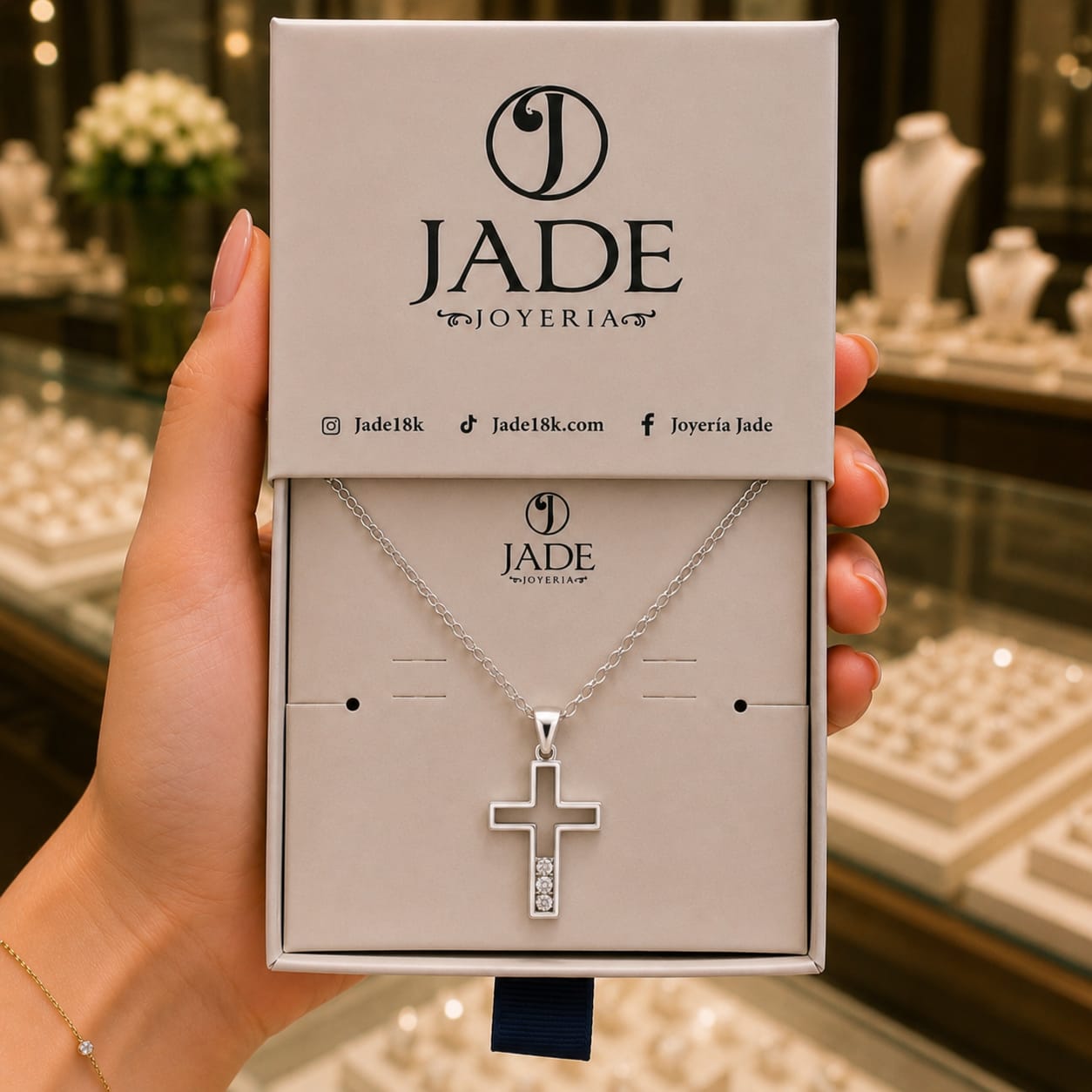 Dije con cruz leonar en plata ley