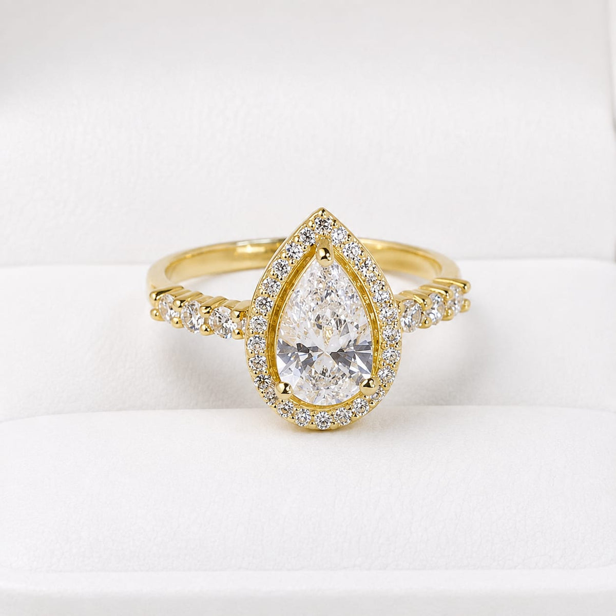 Anillo de Compromiso con Diamante de Laboratorio Halo