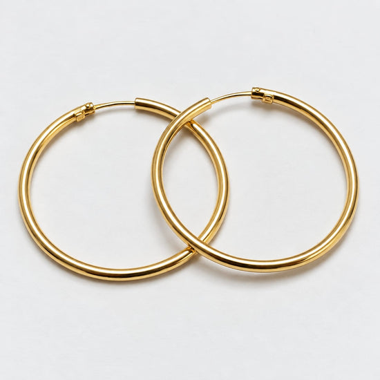 Aretes argolla clásico en oro 18k – Jade18k