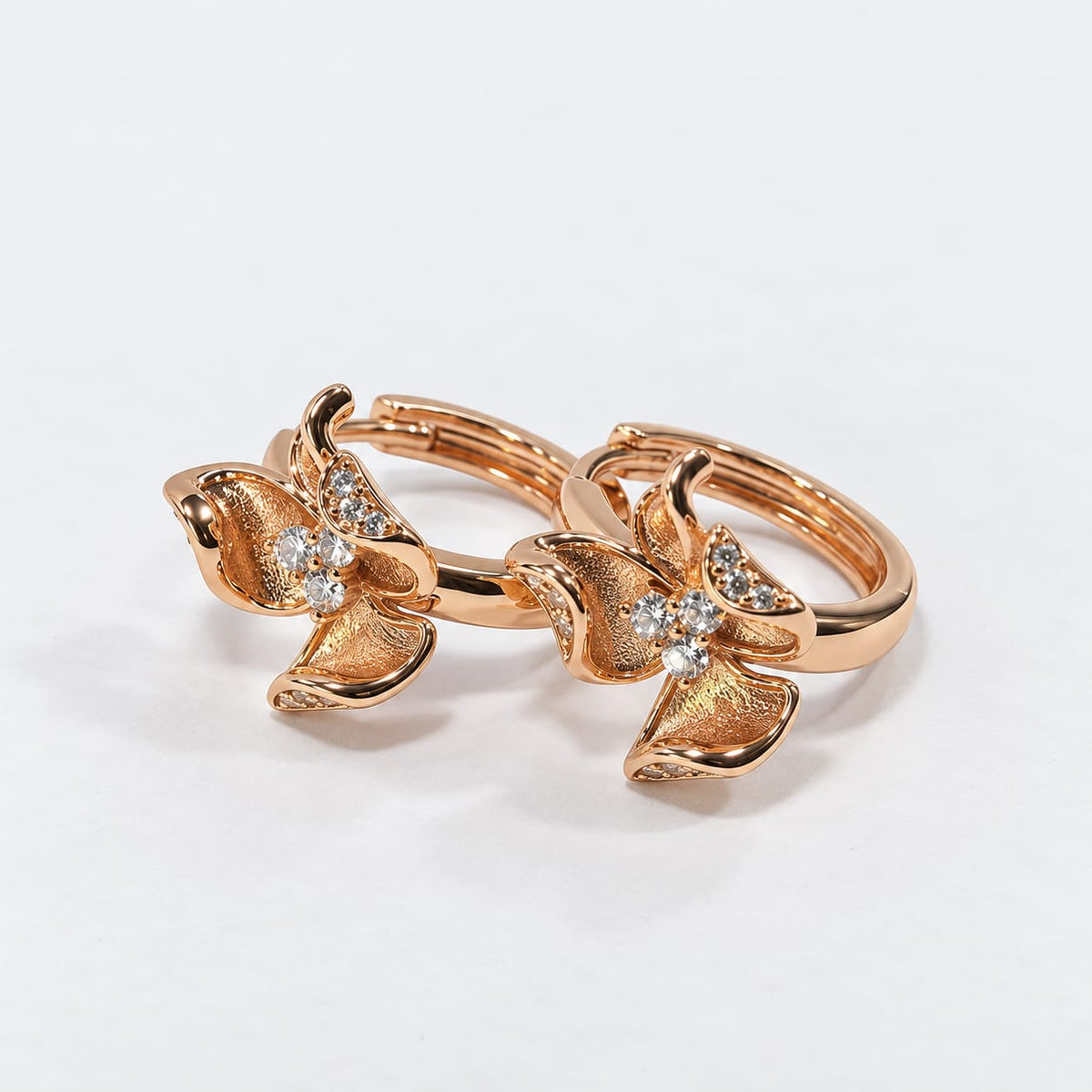 Aretes argolla flor trimera en oro18k