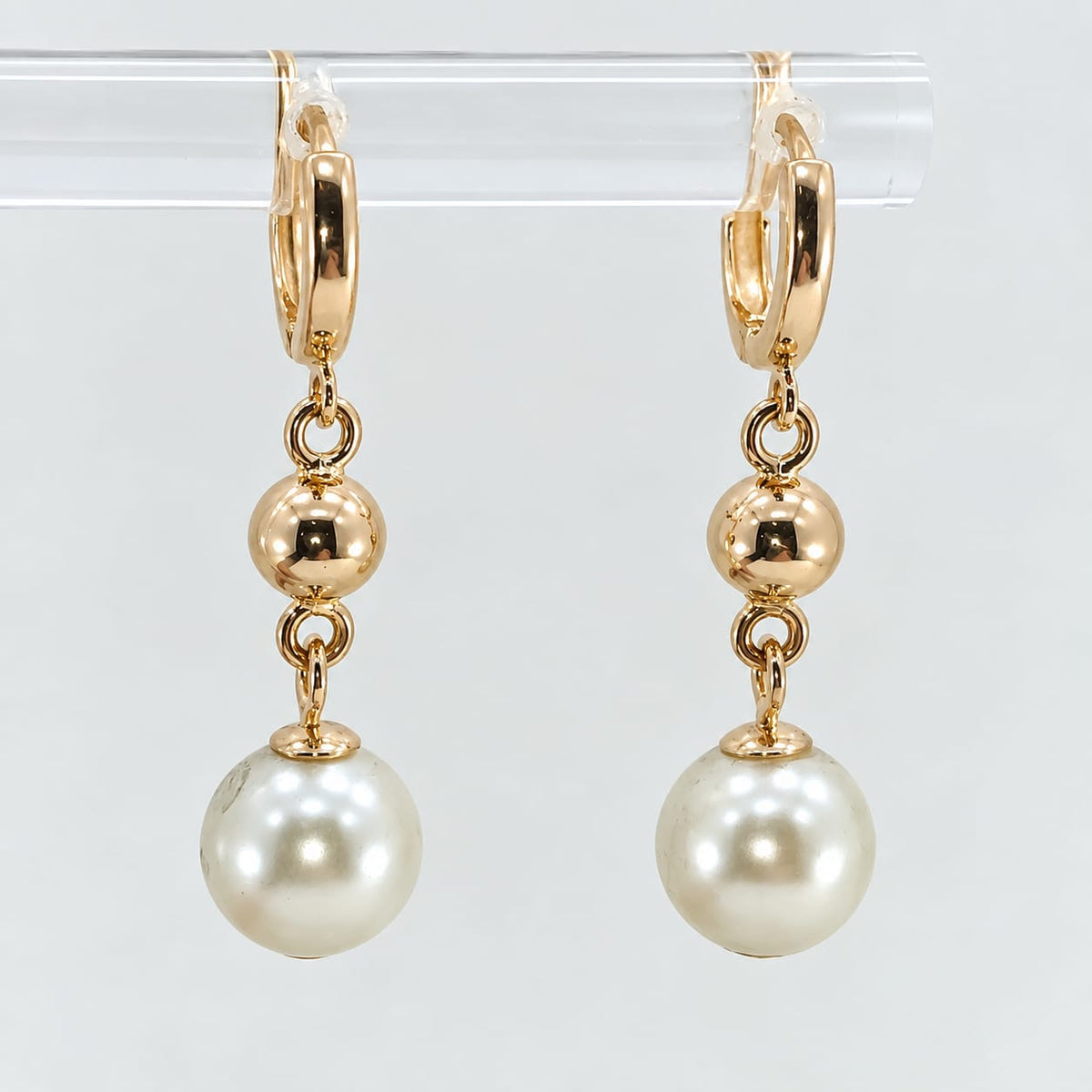 Argollas colgantes con perlas
