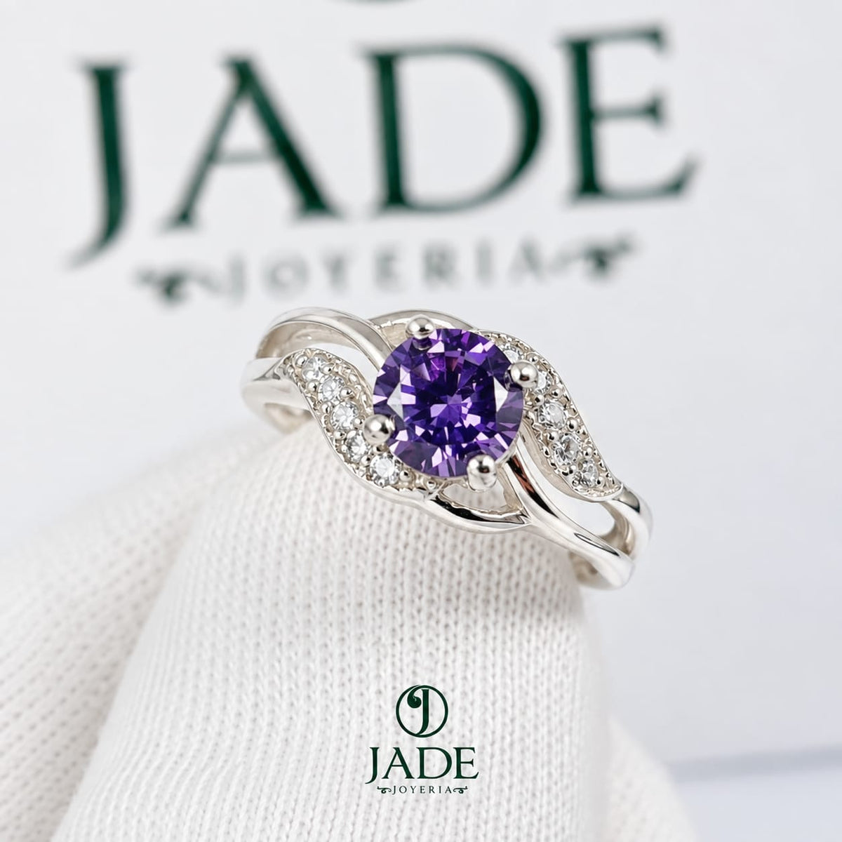 Anillo con piedra morada en plata fina
