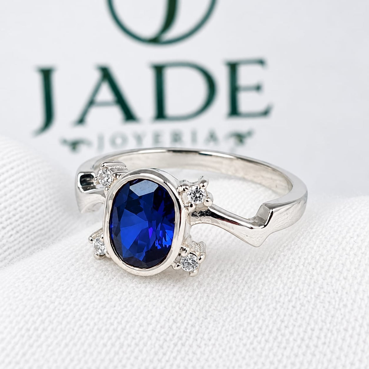 Anillo de piedra azul en plata fina