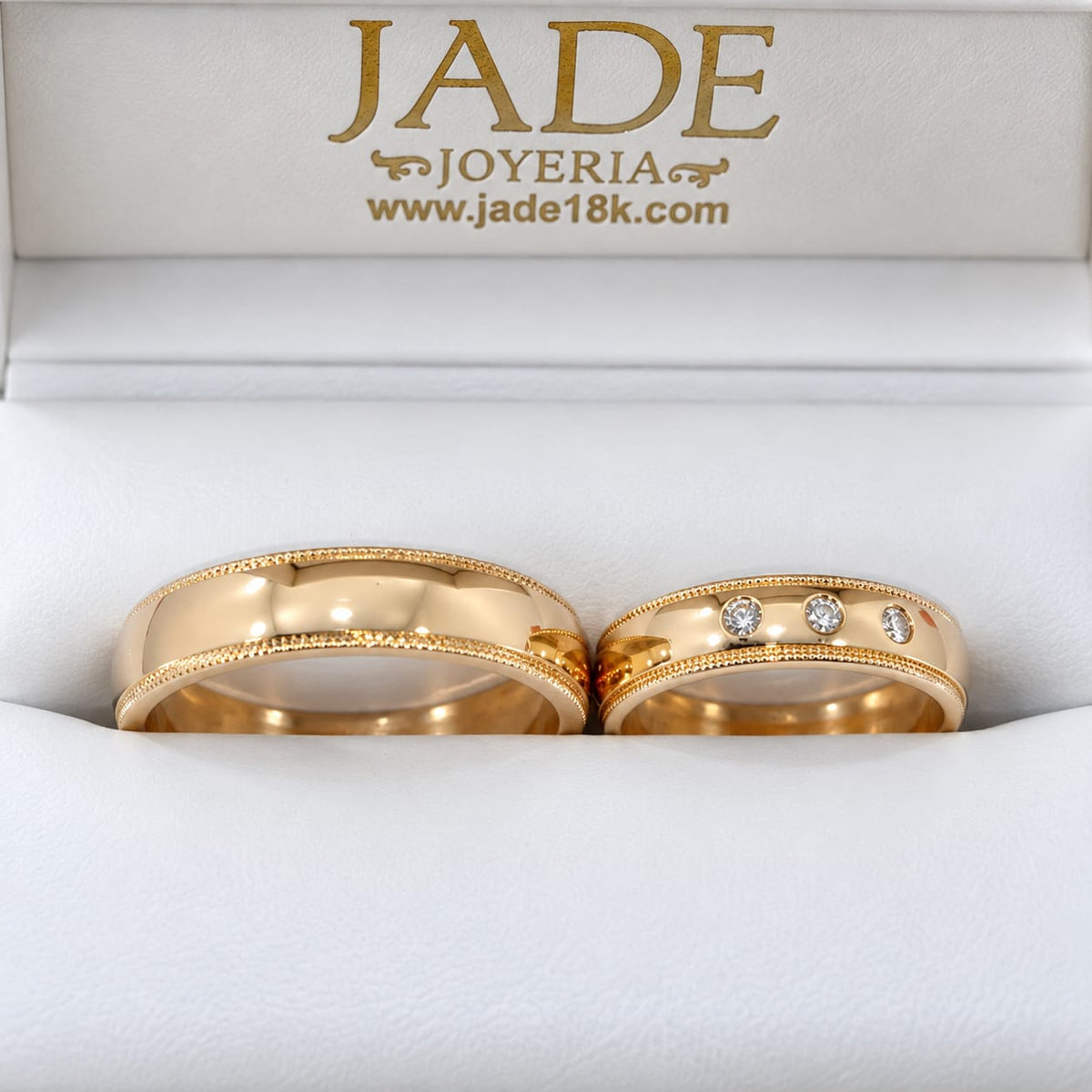 Aros de matrimonio clasico con 3 piedritas