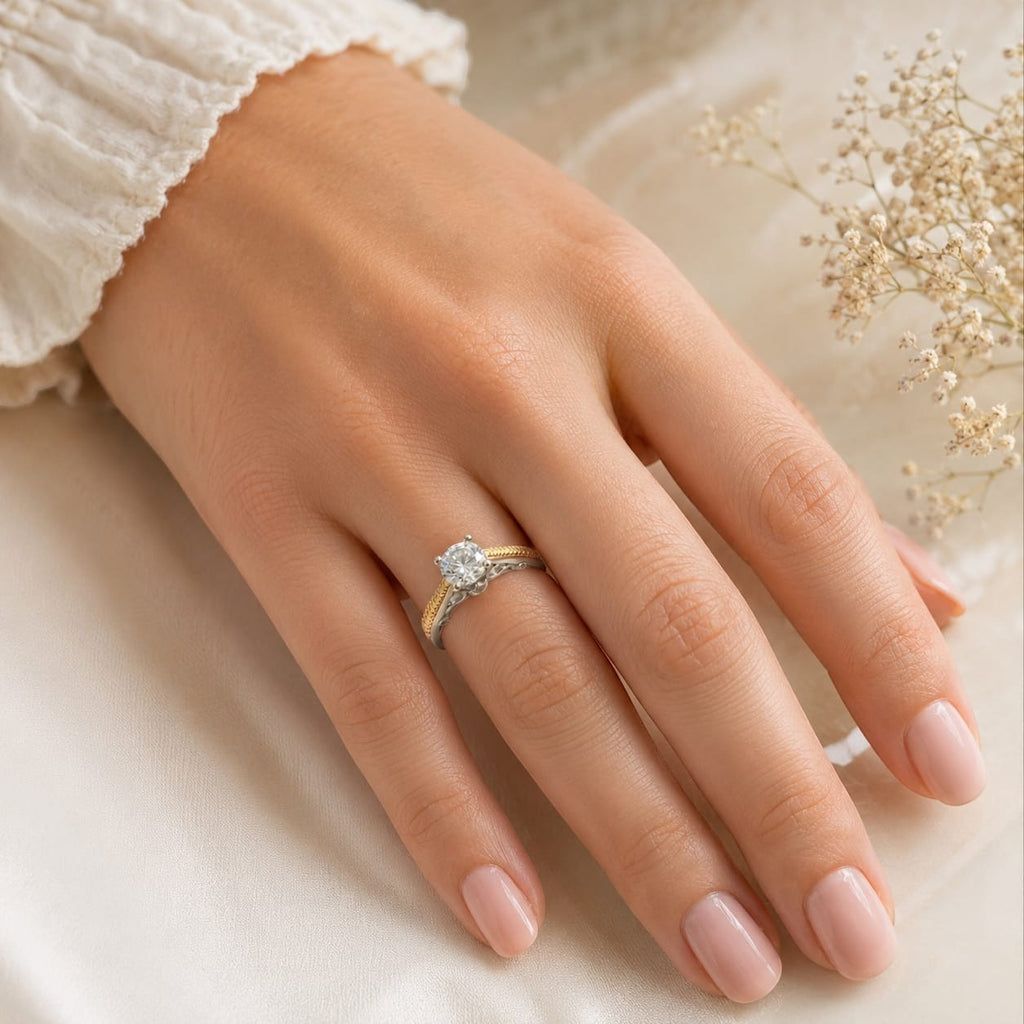 Anillo de compromiso Jade18k Brillo de LUZ en oro 18k y plata con circon central y moissanitas laterales.