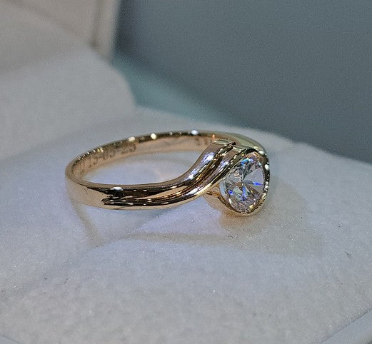 Jade18k Queen's Seal ring in 18k orange gold with a round brilliant cut diamond set in a bezel.
