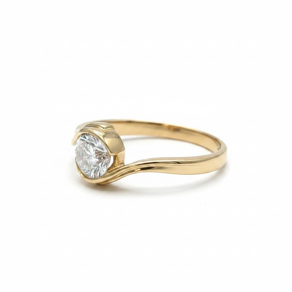 Jade18k El Sello de la Reina 18k orange gold ring with a round brilliant cut diamond in a bypass setting.