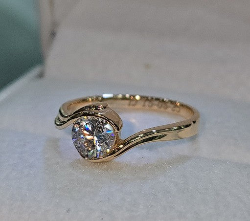 Jade18k El Sello de la Reina 18k orange gold ring with a round brilliant cut diamond.