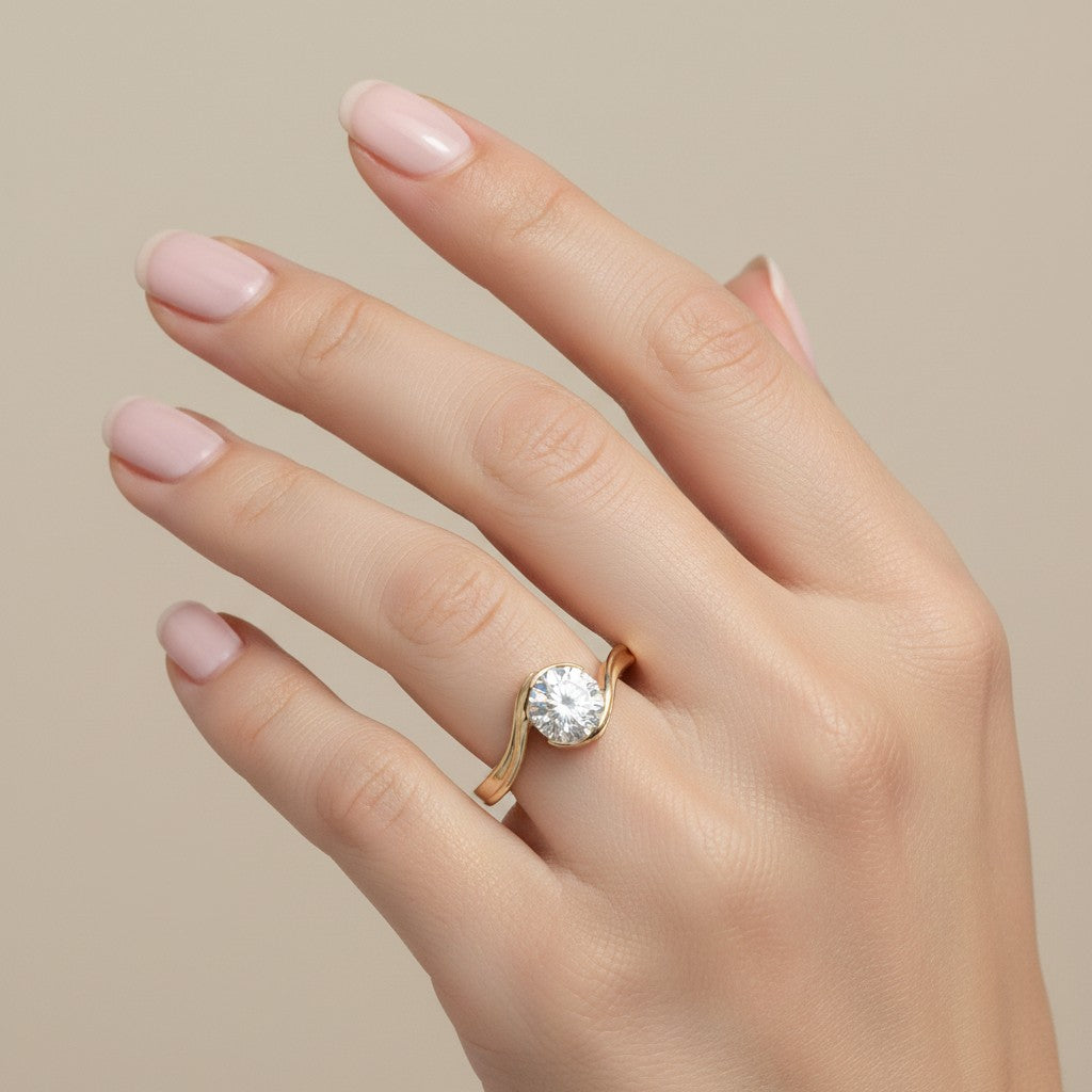 Jade18k El Sello de la Reina 18k orange gold ring with a round brilliant cut diamond in a bypass setting.