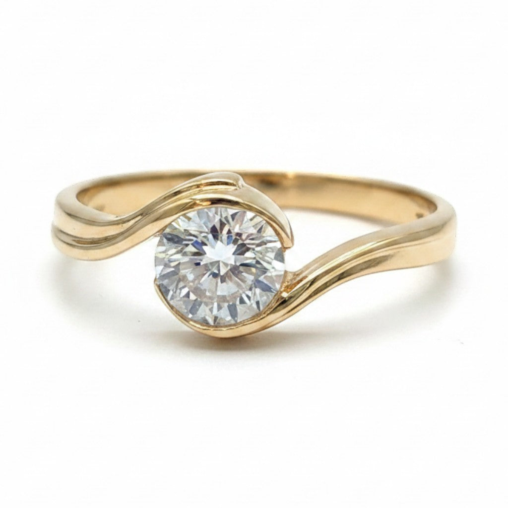 Jade18k El Sello de la Reina 18k orange gold ring with a round brilliant cut diamond.