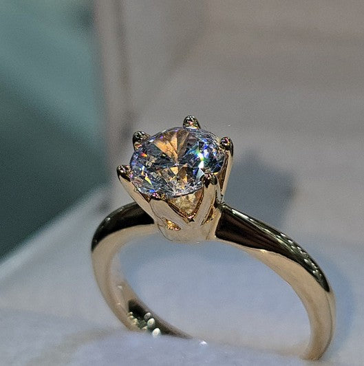 Jade18k Mi Reina engagement ring in 18k orange gold with a round cubic zirconia stone.