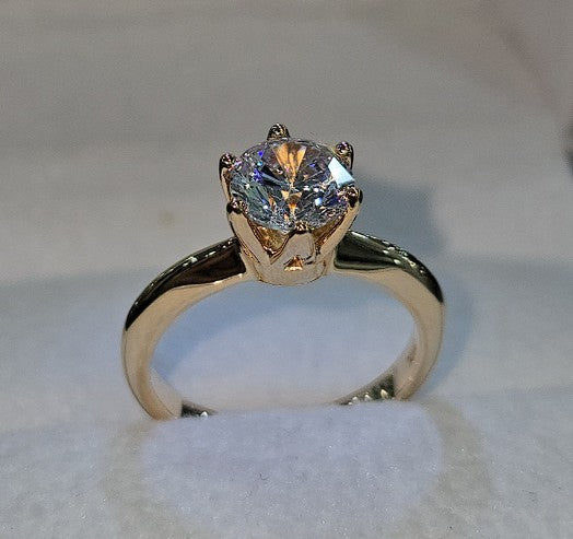 Jade18k Mi Reina engagement ring in 18k orange gold with a round cubic zirconia stone and a delicate band.