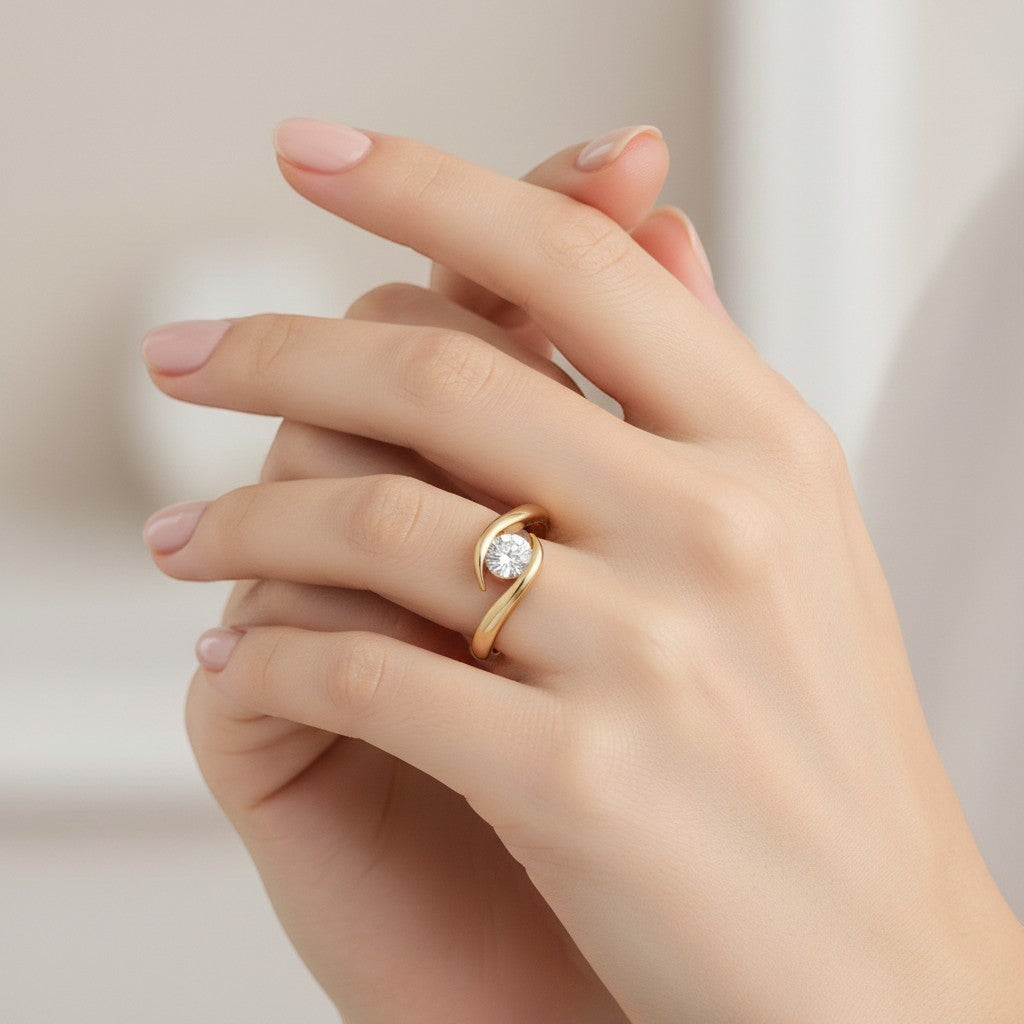 Jade18k Orus engagement ring in 18k orange gold with a round cubic zirconia stone.