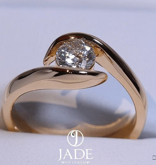 Jade18k Orus engagement ring in 18k orange gold with a round cubic zirconia stone and a unique twisted band design.