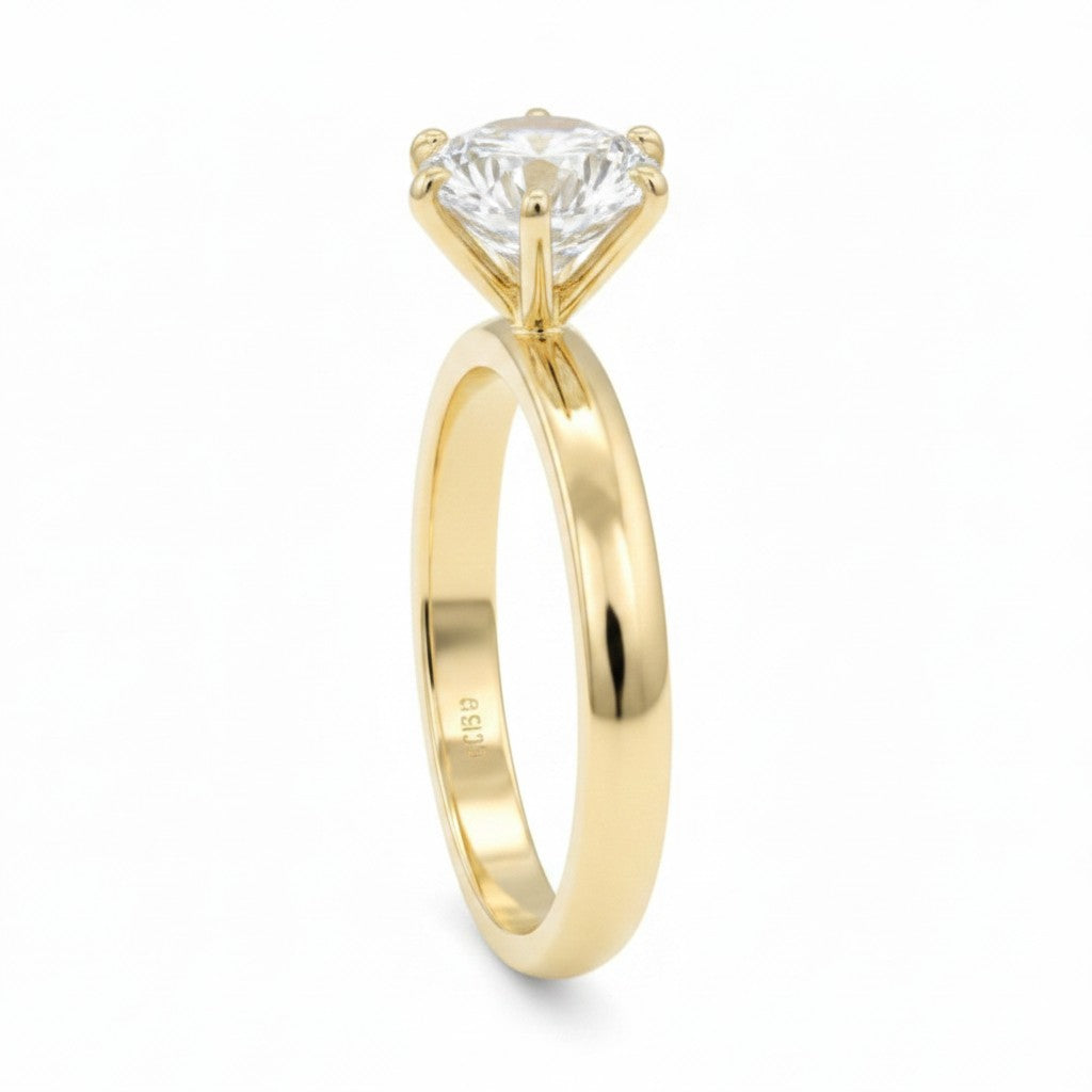 Jade18k Luisa engagement ring in 18k orange gold with a round-cut zircon stone. Classic solitaire design.