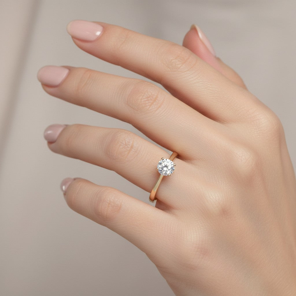 Jade18k Destello Infinito ring in 18k orange gold with a round cubic zirconia stone.