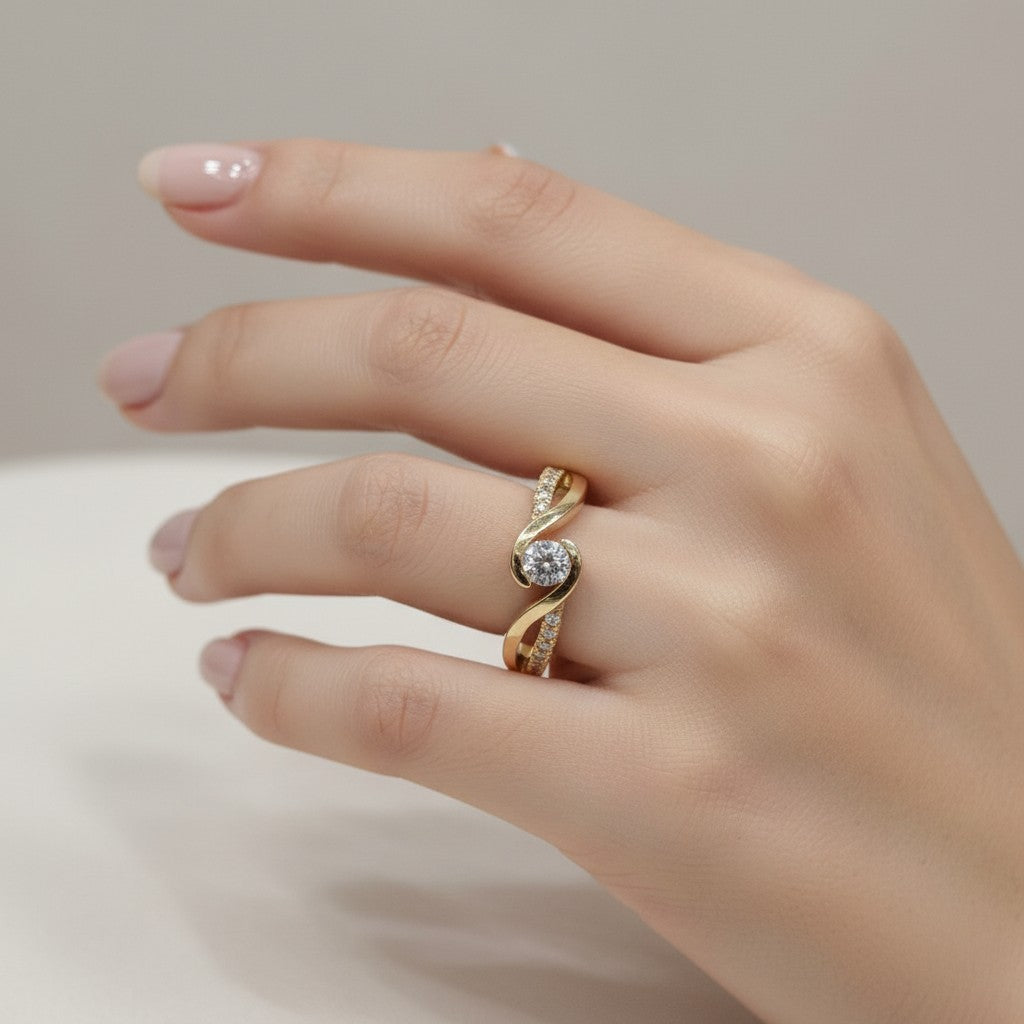 Jade18k orange gold ring with cubic zirconia stones, approx. 5 grams.