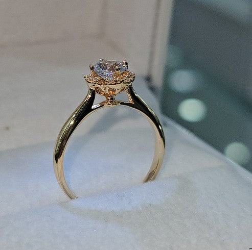 Jade18k La Llama de Gala 18k orange gold ring with zircon stones, delicate floral halo design.