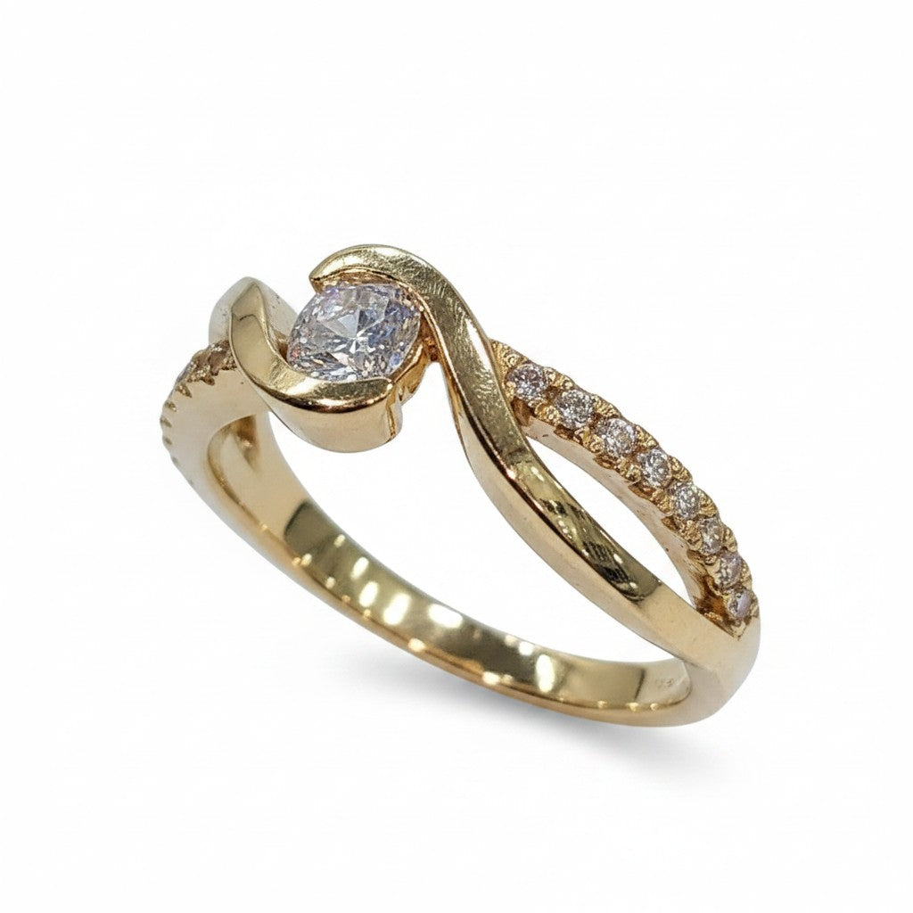 Jade18k orange gold ring with a central zircon stone and small pave zircon accents. Approx. 5g.