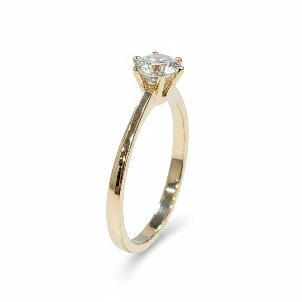 Jade18k Destello Infinito ring in 18k orange gold with a round-cut zircon stone, 4 grams.