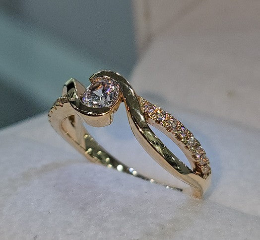Jade18k orange gold ring with a central zircon stone and pave set zircon accents. Approx. 5g.