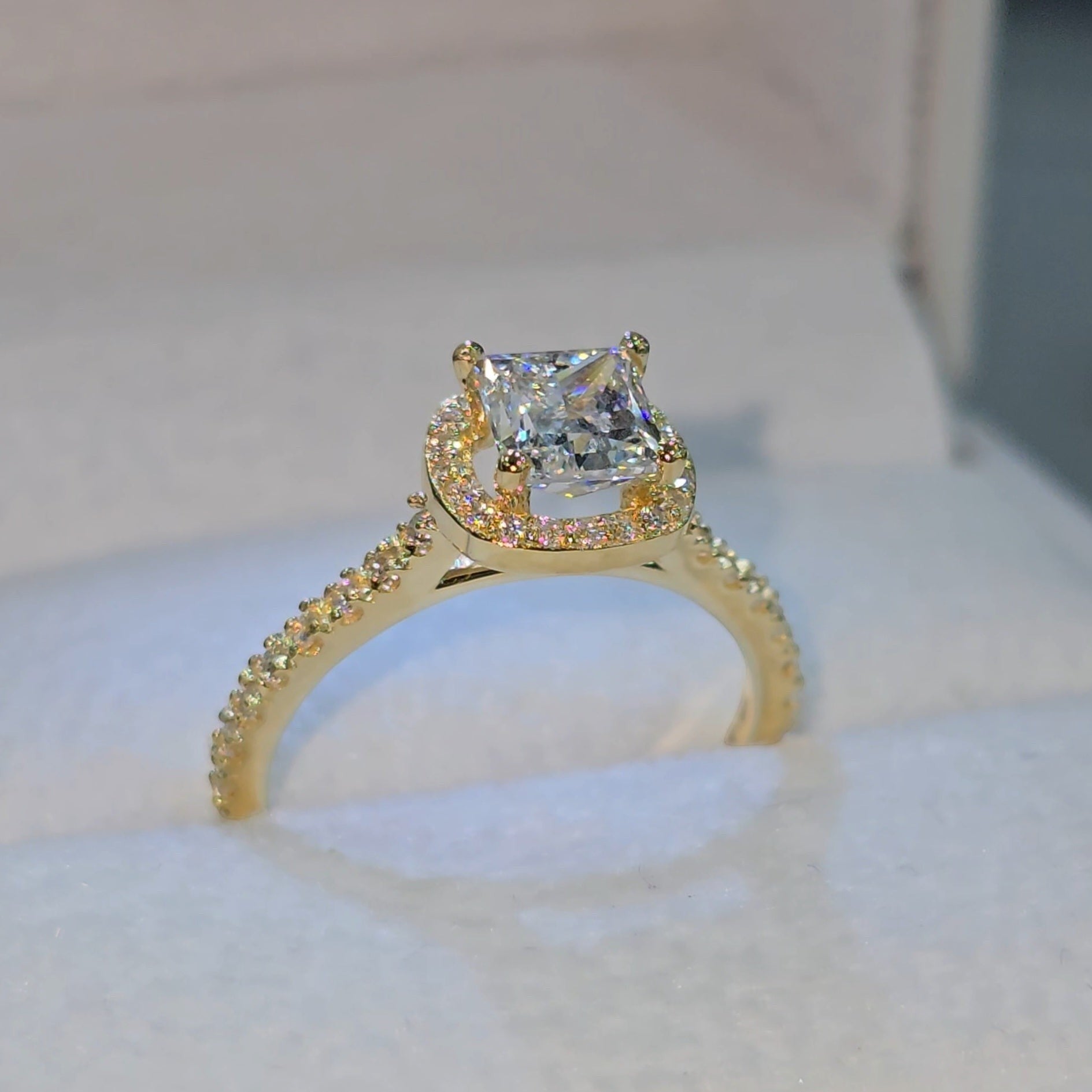 Jade18k 18k yellow gold princess cut diamond engagement ring with halo and pav
uevo set stones on band.