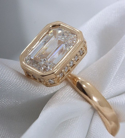 Jade18k Fátima engagement ring in 18k rose gold with a 3.08 carat emerald-cut lab-grown diamond and side stones.