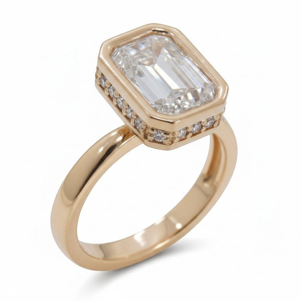 Jade18k Fátima engagement ring in 18k rose gold with a large emerald-cut lab-grown diamond and smaller side diamonds.