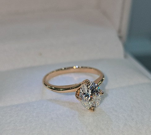 Jade18k Amor Verdadero 18k rose gold engagement ring with a sparkling oval-cut diamond.