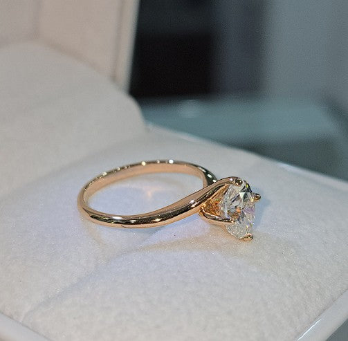 Jade18k Amor Verdadero engagement ring in 18k rose gold with a pear-cut diamond.