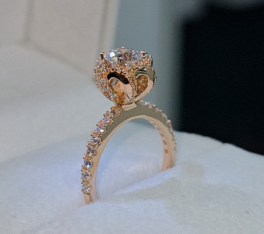 Jade18k El Sello Imperial rose gold 18k ring with cubic zirconia stones and pavé band.