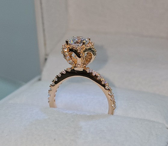Jade18k rose gold 18k ring with cubic zirconia stones and a halo setting. Approx. 4.40 grams.