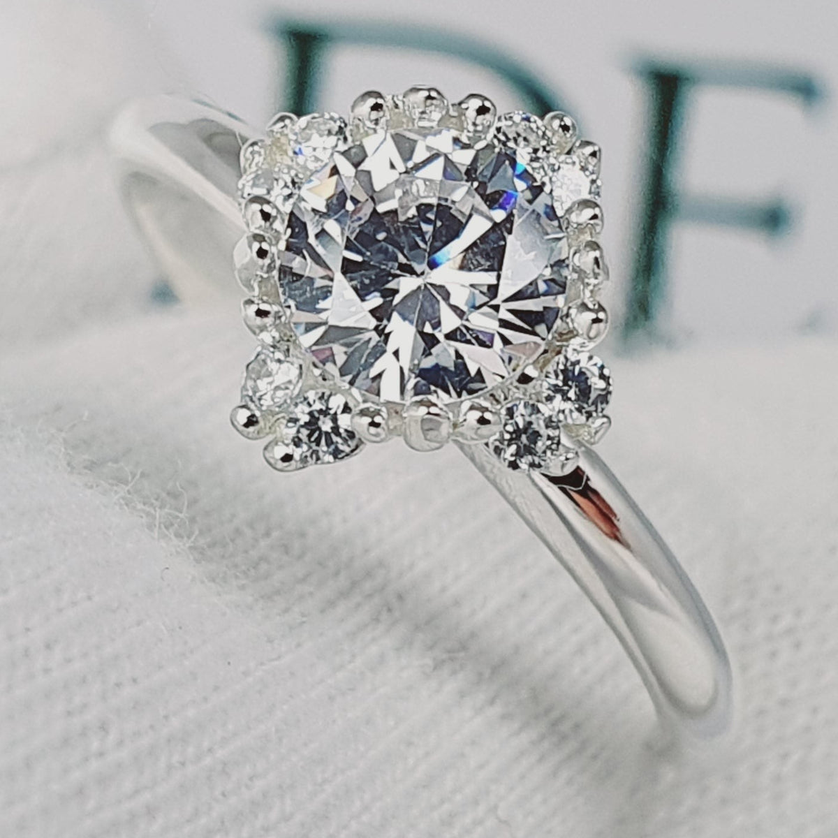 Anillo de Compromiso Halo en plata – Jade18k (vista 3)