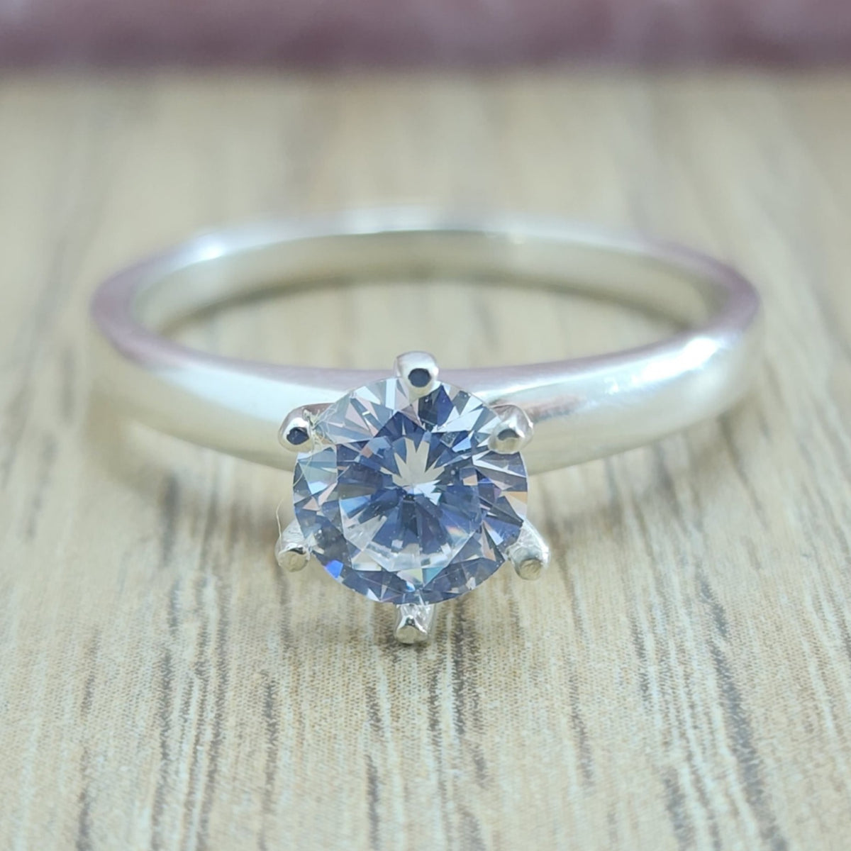 Jade18k Anillo Sueño de Amor solitaire ring in fine silver with a round-cut clear cubic zirconia.