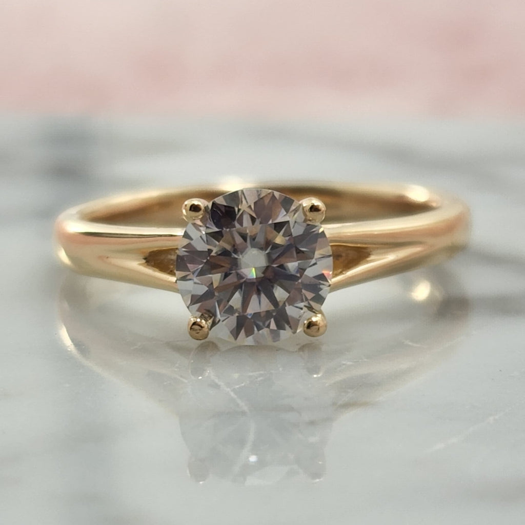 Jade18k 18k yellow gold ring with a round brilliant cut diamond, 4 grams.