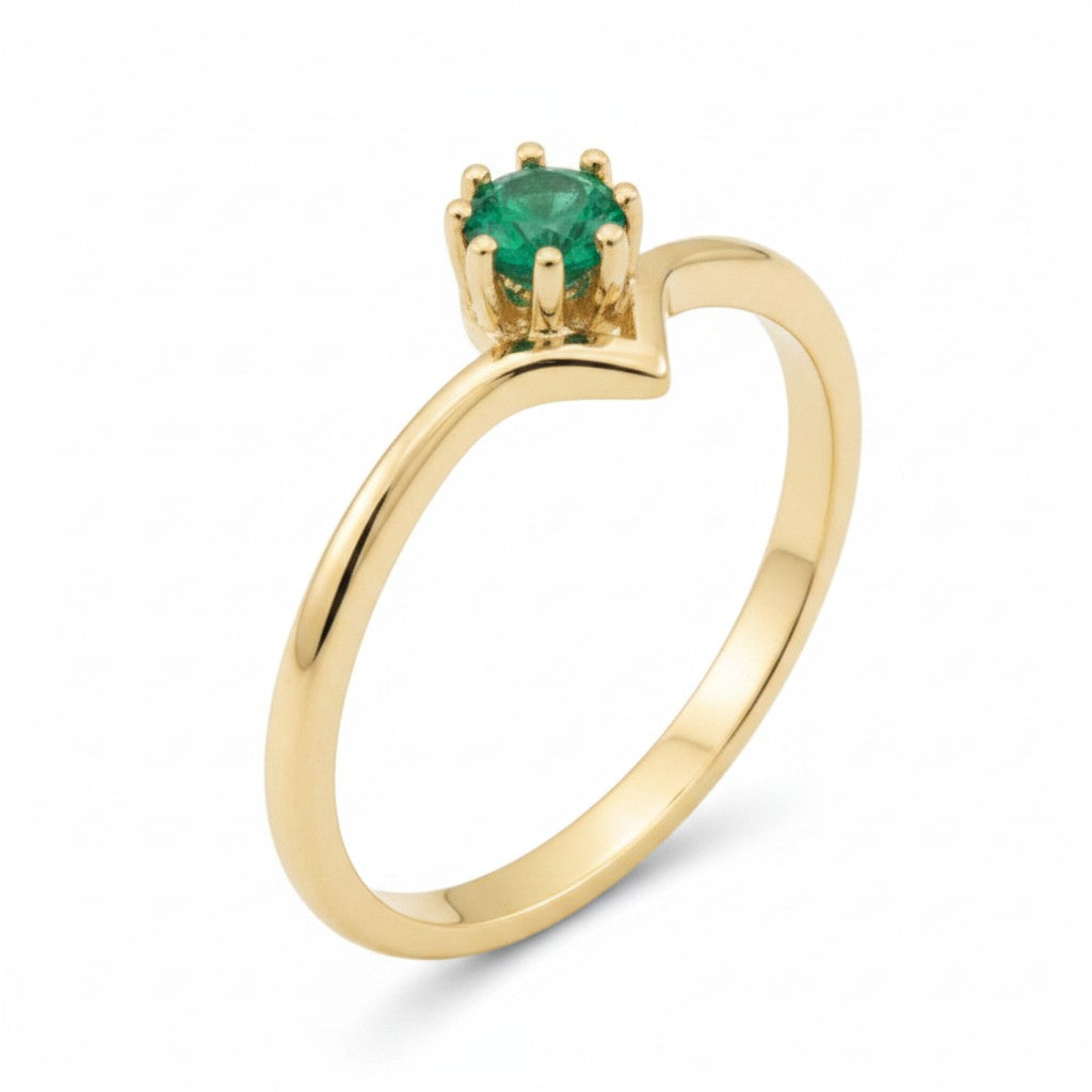 Jade18k yellow gold ring with a small emerald gemstone set in a crown-like prong setting.