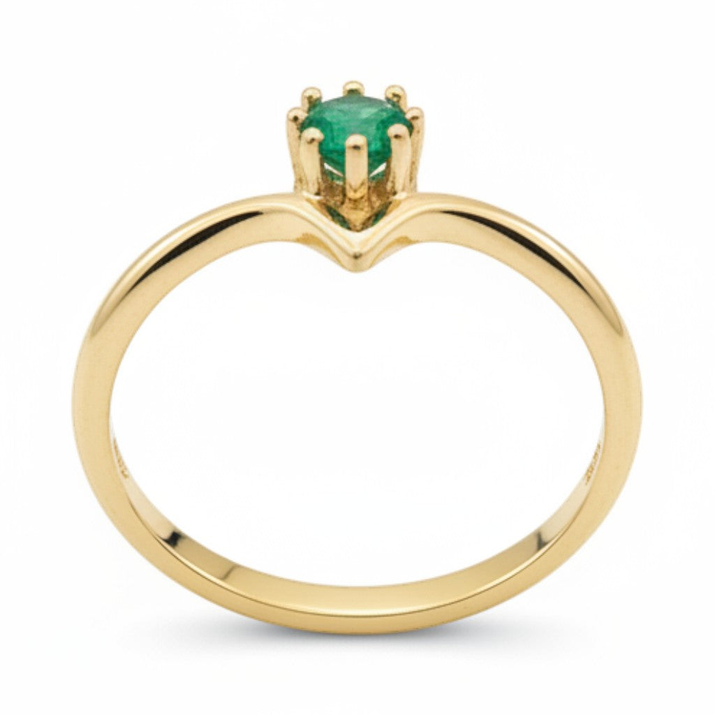 Jade18k yellow gold ring with a small green emerald gemstone set in a V-shaped band.