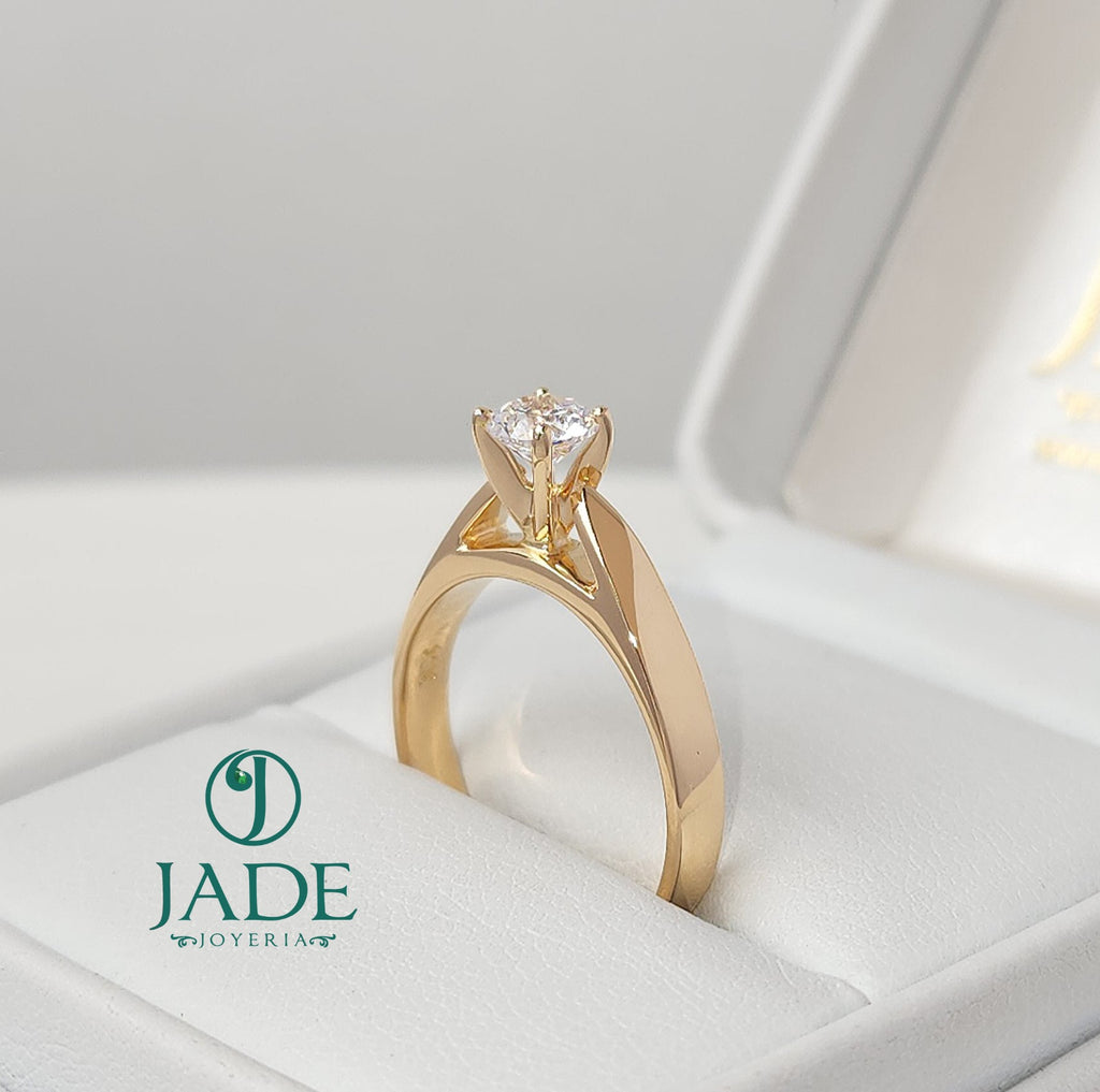 Jade18k Aitana engagement ring in 18k yellow gold with a solitaire cubic zirconia stone.