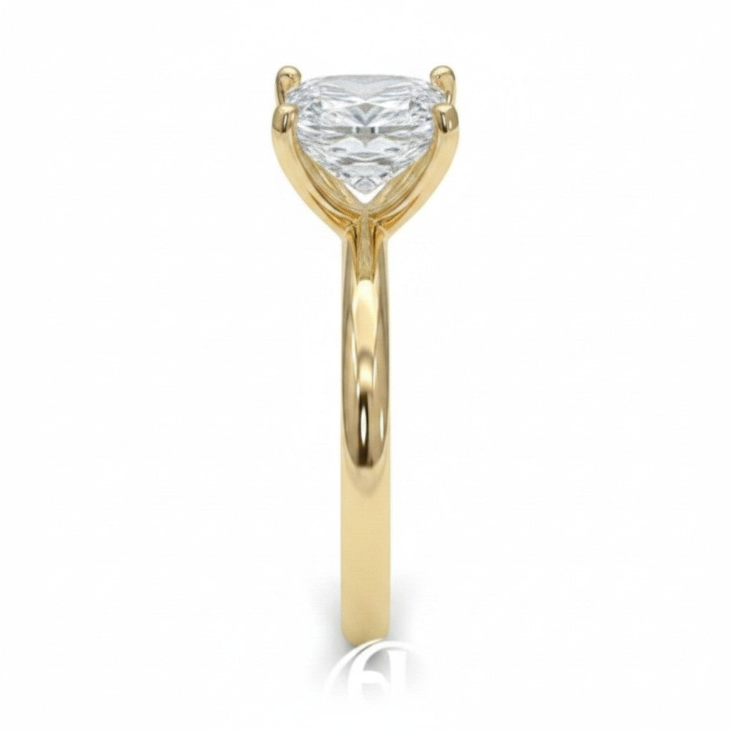 Jade18k Susy engagement ring in 18k yellow gold with a cushion-cut cubic zirconia stone.