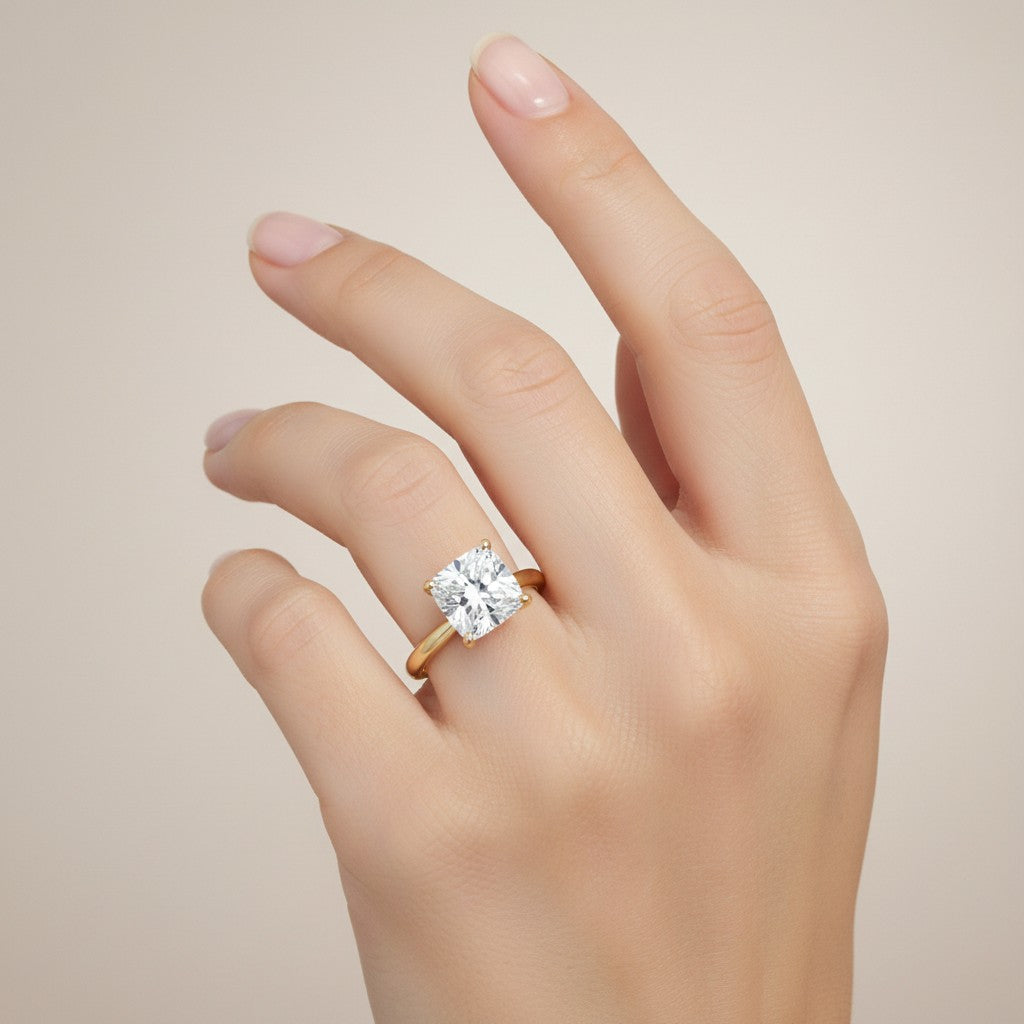 Jade18k Susy engagement ring in 18k yellow gold with a cushion-cut cubic zirconia stone.
