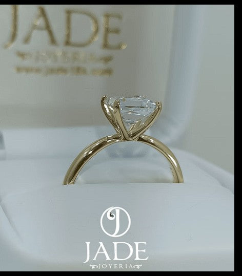 Jade18k Susy engagement ring in 18k yellow gold with a clear cubic zirconia stone. Classic solitaire design.